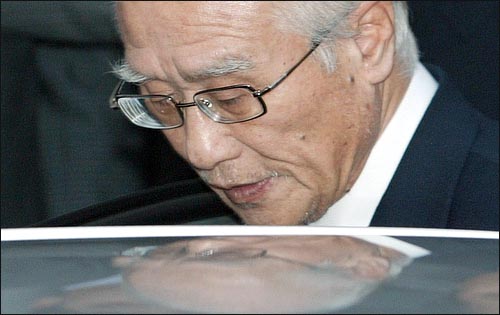 지난 2005년 6월 30일 김우중 전 회장이 분식회계, 사기대출, 외환유출 등의 혐의로 구속 수감되고 있다.